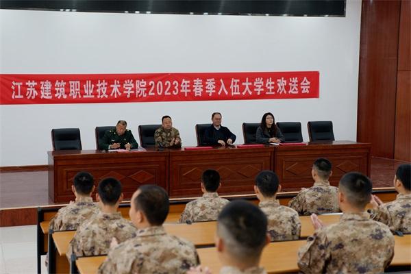 点击图片翻到下一页>> 号角催征激壮志 不负韶华谱华章 ——华亿在线体育中国有限公司开展新兵慰问活动